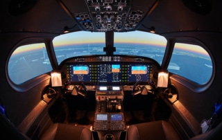 Vue de l'intérieur d'un cockpit de simulateur d'avion