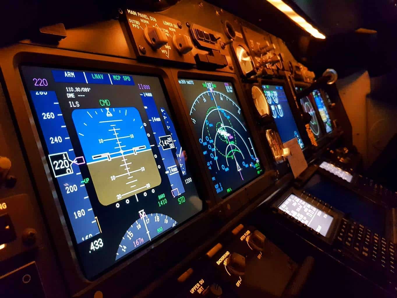 Ecrans de navigation dans un cockpit de Boeing 737