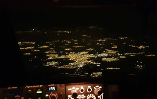 vol au dessus d'une ville de nuit