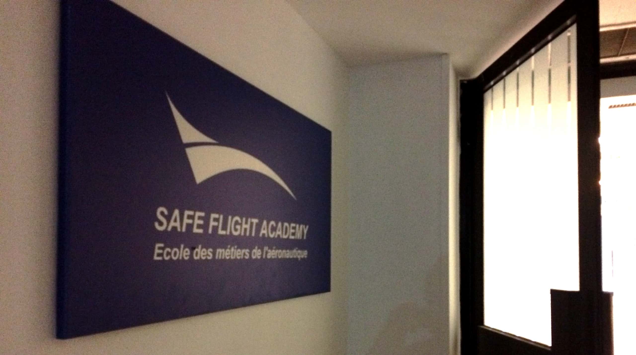 Panneau d'entrée de la Safe Flight Academy école des métiers de l'aéronautique