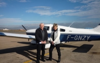 Gérard PIC et Ghislaine BARRERE posant devant un avion Aéropyrénées