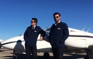 Julien et Alex deux de nos instructeurs de vol devant un avion aéropyrénées