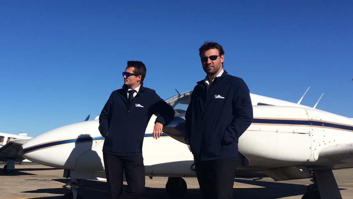 Julien et Alex deux de nos instructeurs de vol devant un avion aéropyrénées