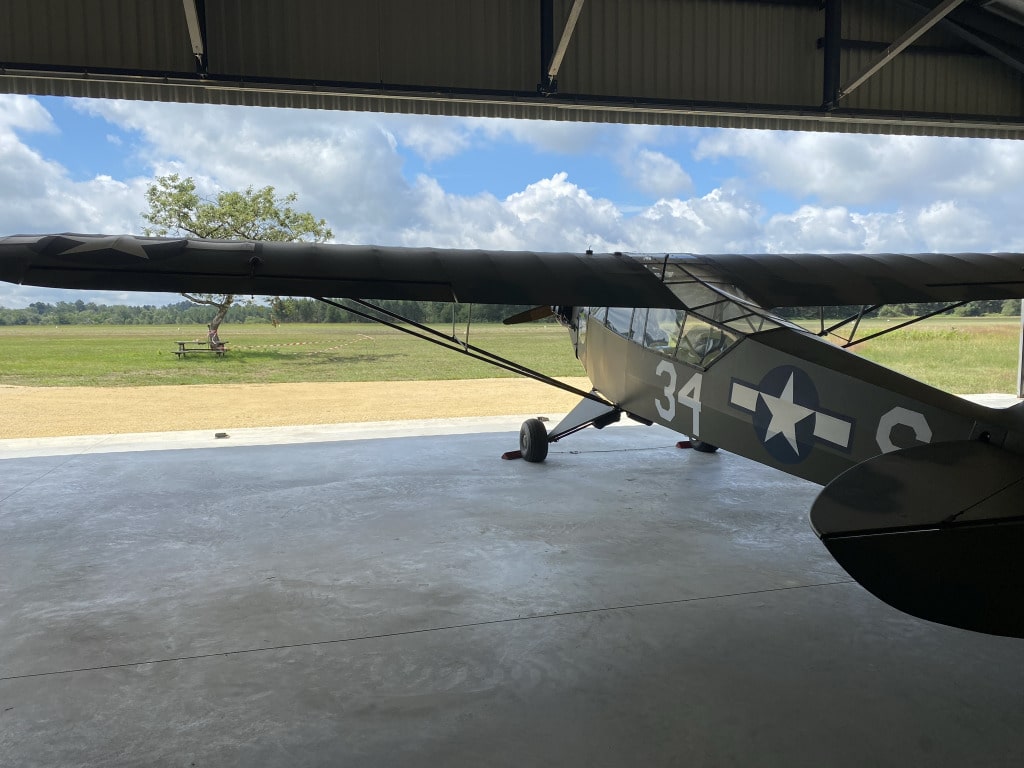 Avion PA 19 dans le hangar en Dordogne