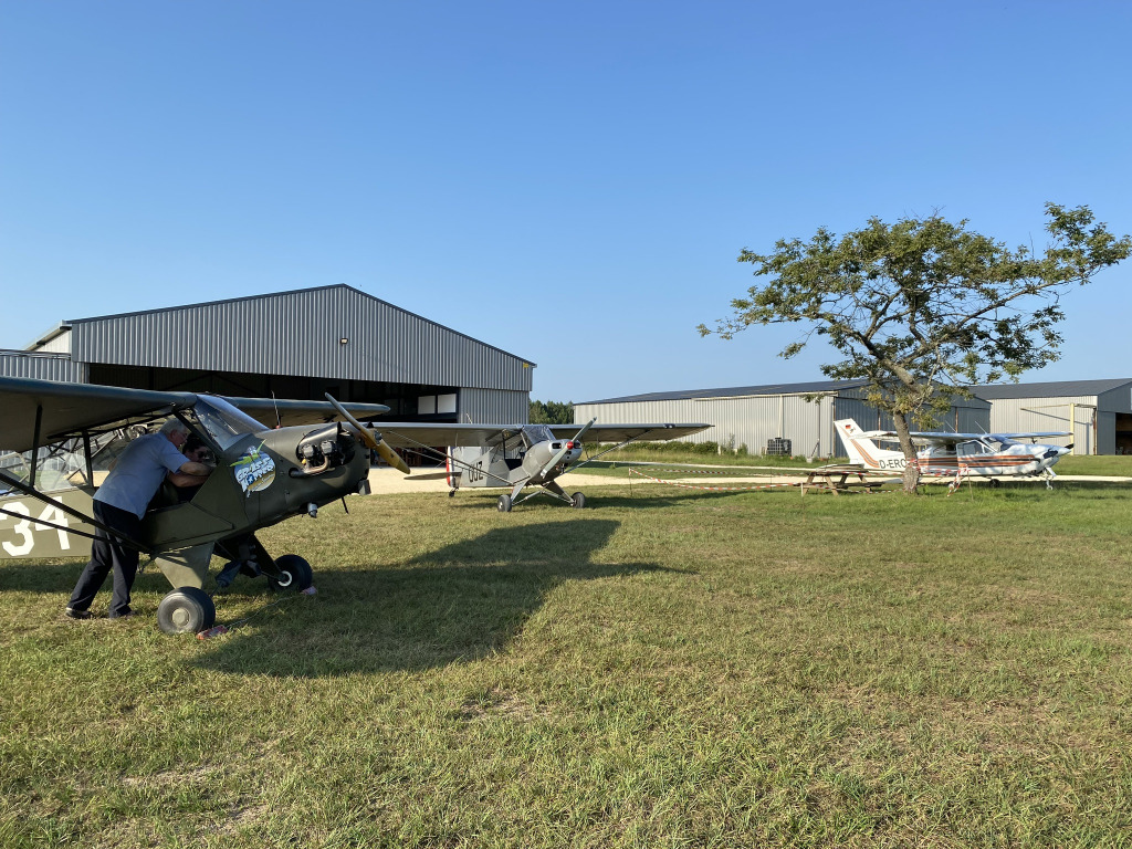 Trois avions stationnés devant le hangar de la base de Dordogne