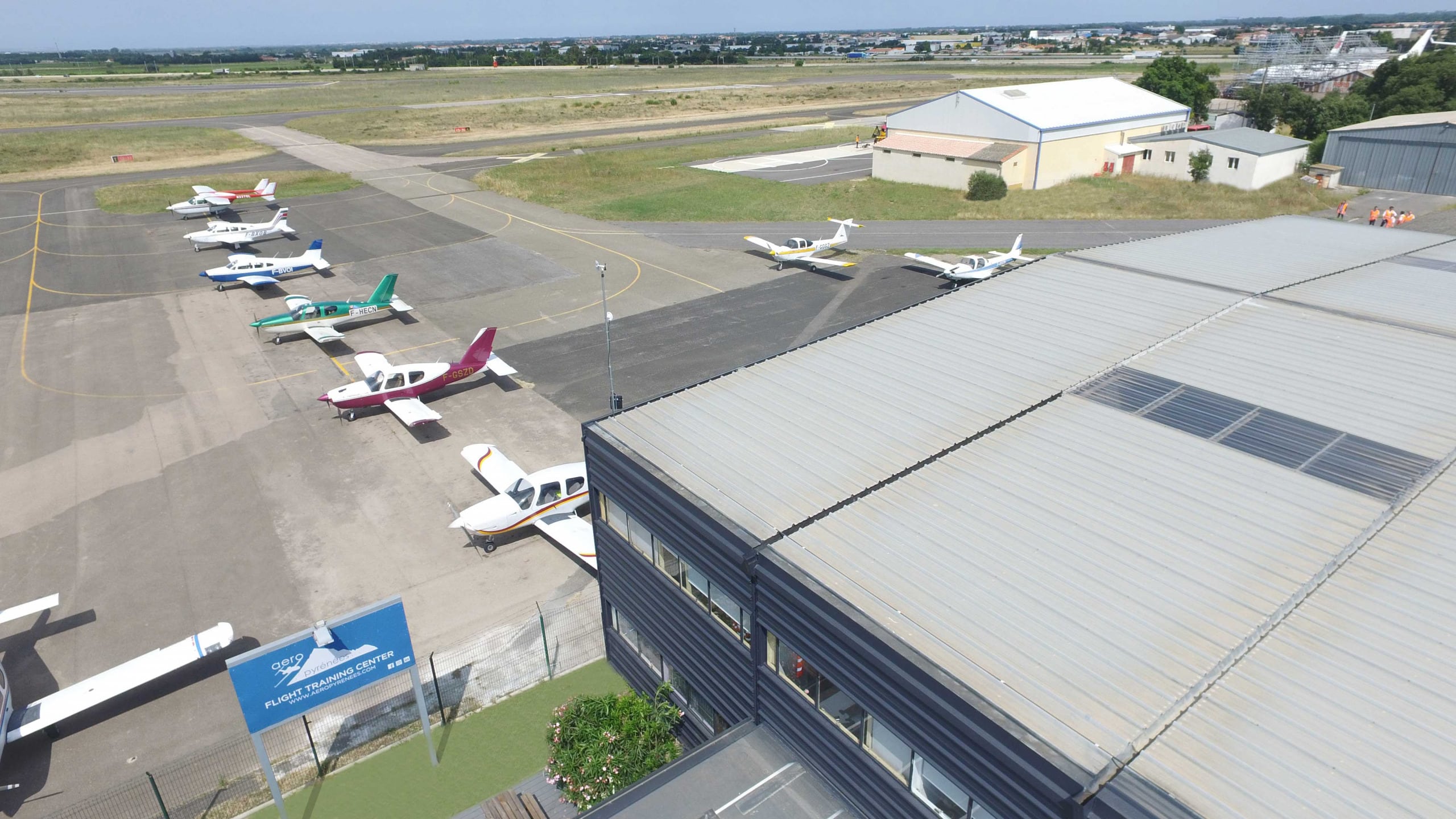 hangar et parking avion