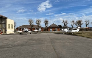Modèles d'avions de la base de Troyes sur la piste de l'Aéroclub