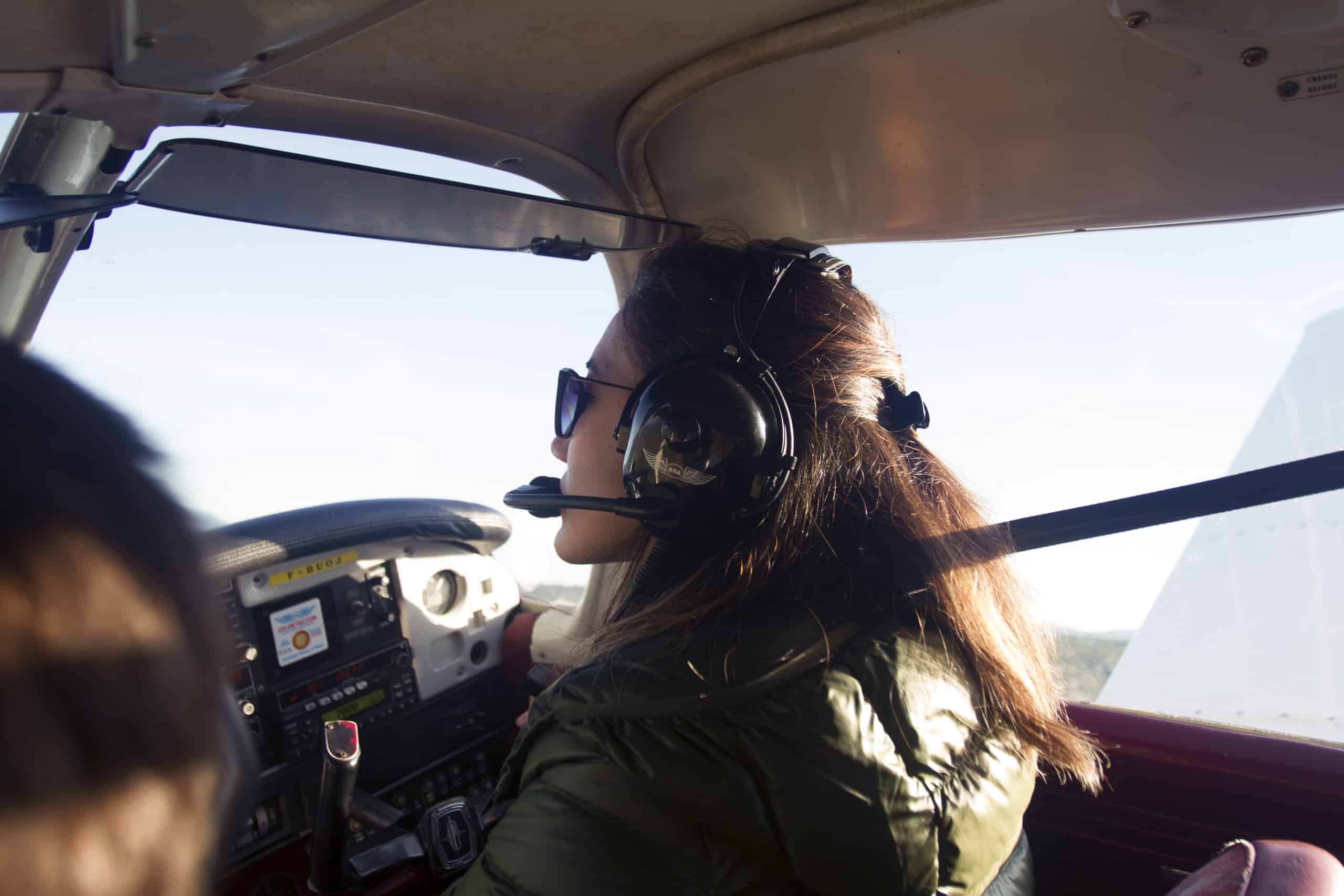 Pilote femme au commande dans un cockpit