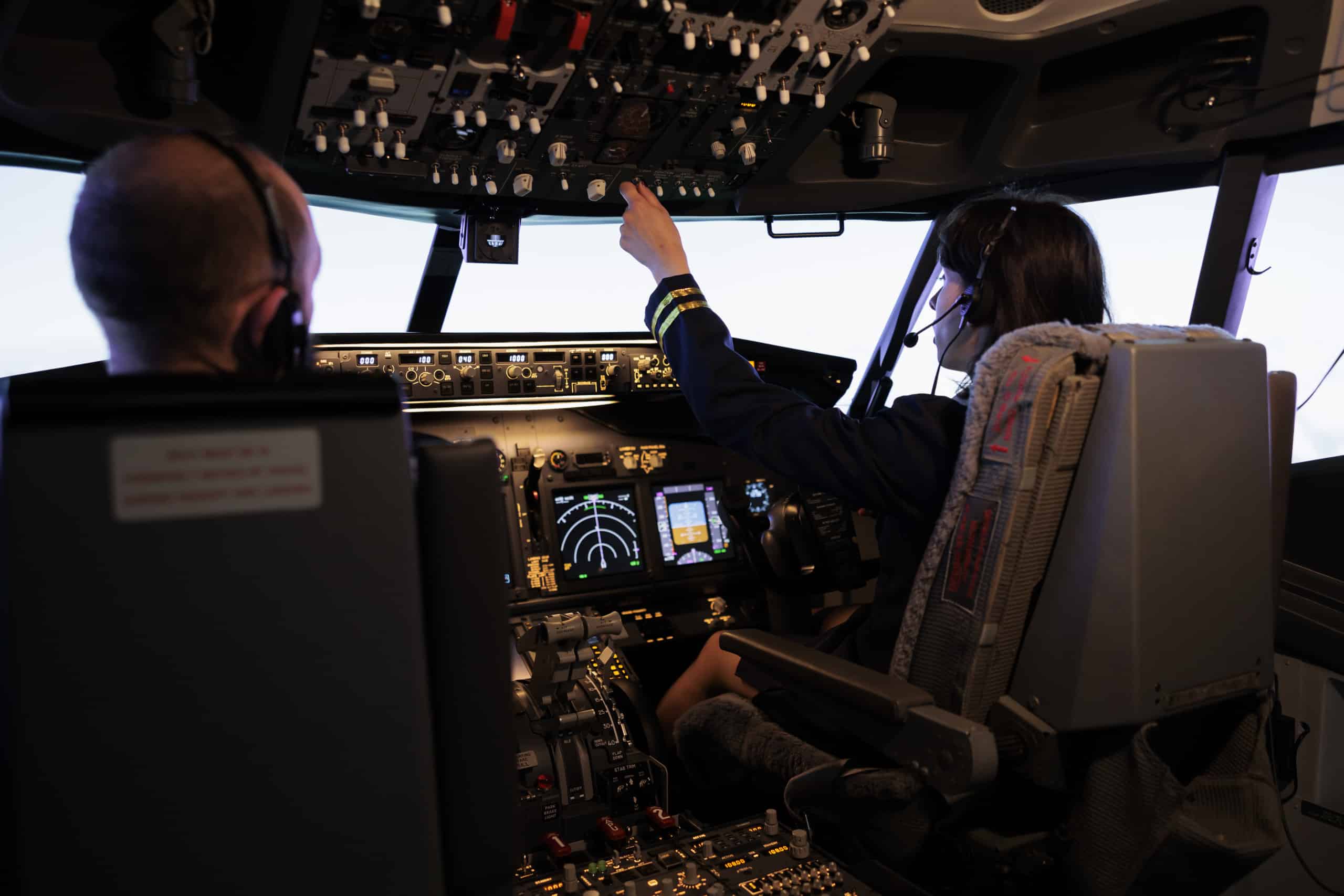 Travaille en équipage dans un cockpit d'un avion de ligne