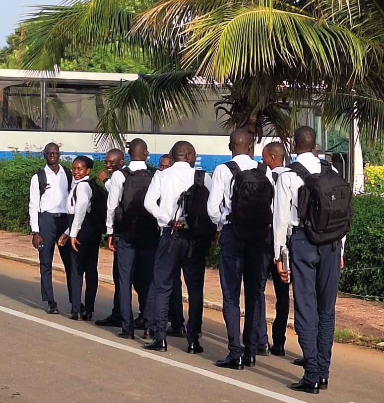 Eleves pilotes qui marchent au Sénégal