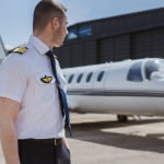 Instructeur Aéropyrénées devant un jet d'affaires